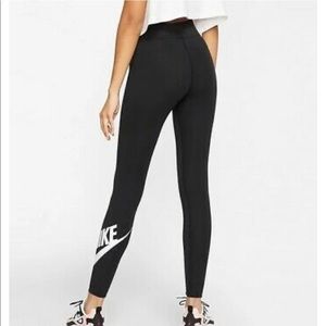 Stretch cotton-blend.High-rise. Breathable. New